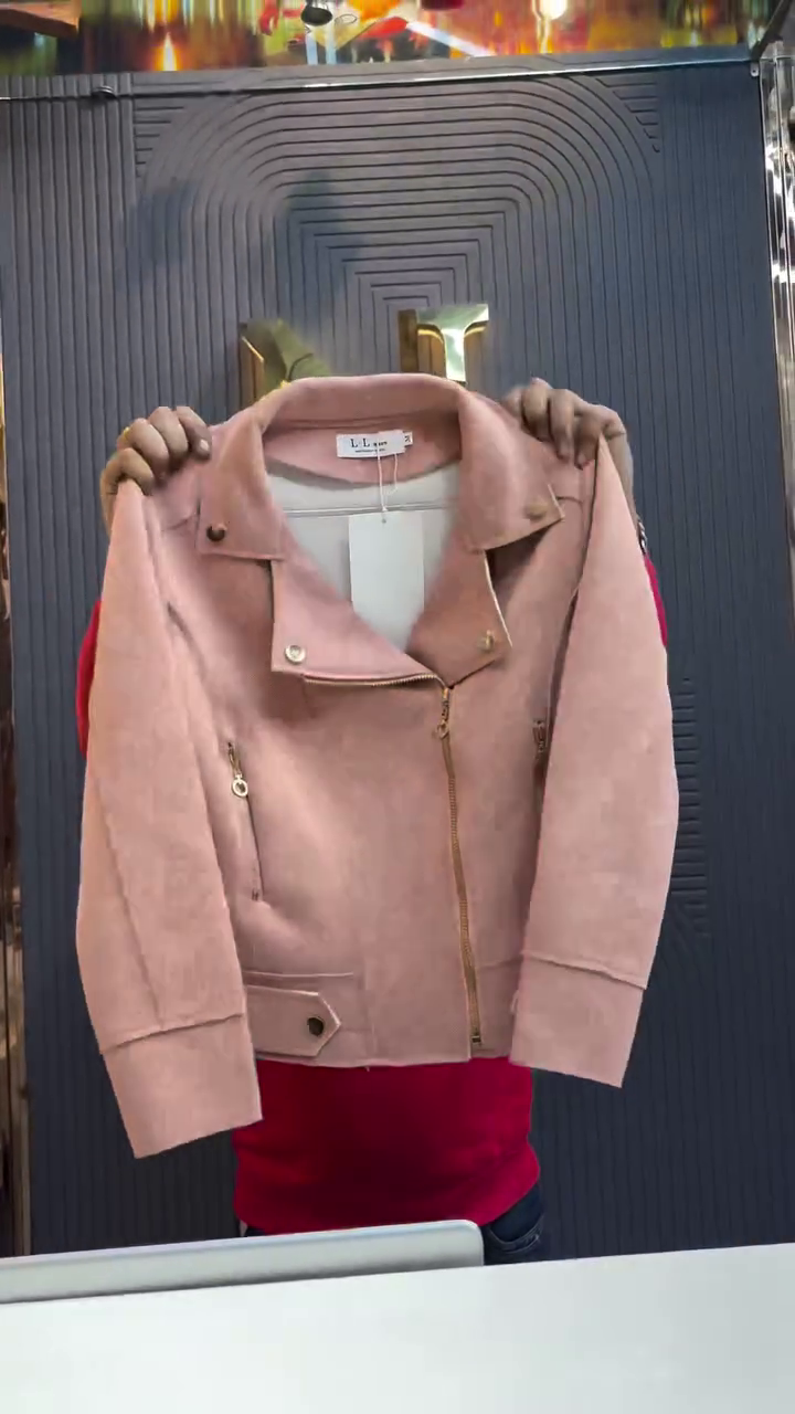 Cream Luxe Moto-Style Gold Zip Cropped Winter Jacket for Women 🧥✨