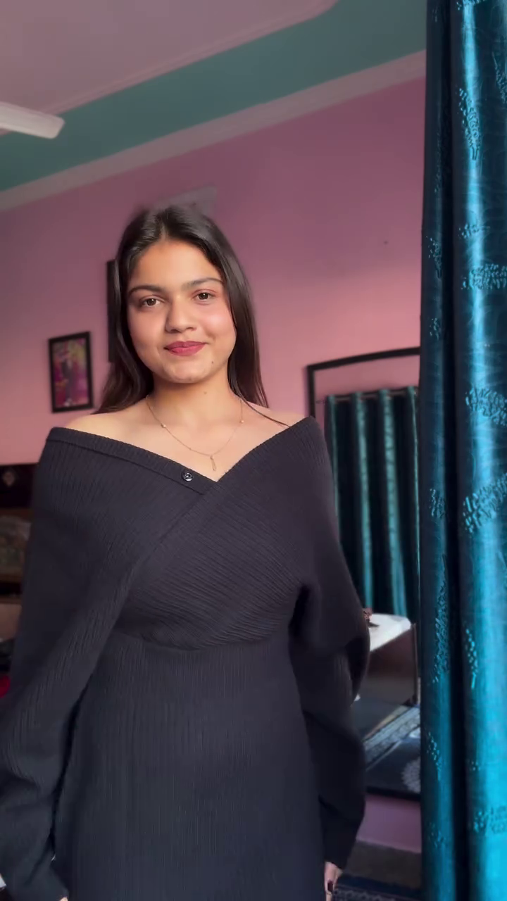 Midnight Ember: Off-Shoulder Velvet Reverie with Chainlink Charm” 🌙🖤✨