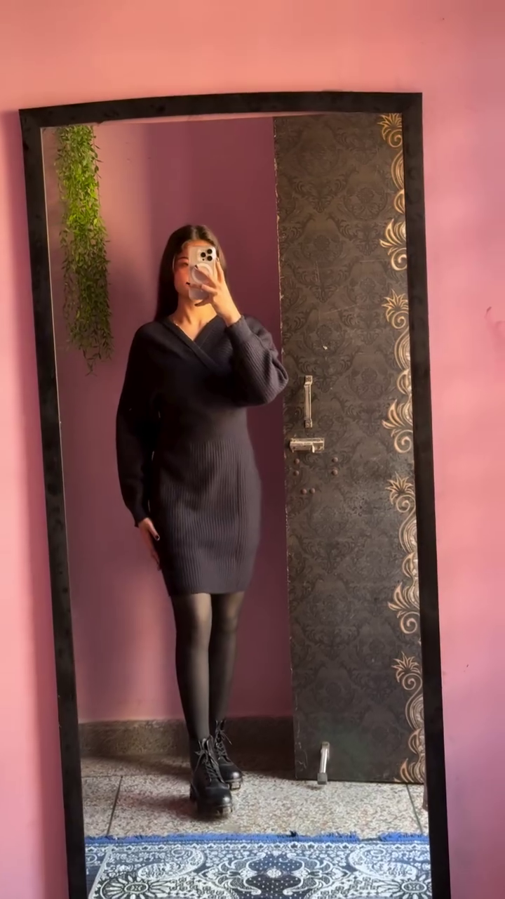 Midnight Ember: Off-Shoulder Velvet Reverie with Chainlink Charm” 🌙🖤✨