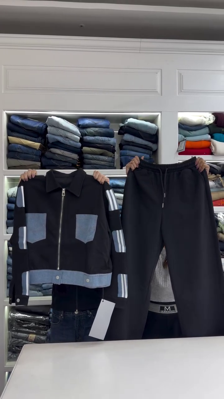 Denim Pulse: Zipped Contrast Jacket with Fray-Edge Flow” 👖🌀🧥