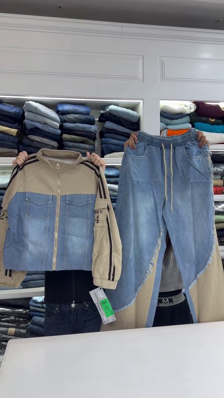 Denim Pulse: Zipped Contrast Jacket with Fray-Edge Flow” 👖🌀🧥