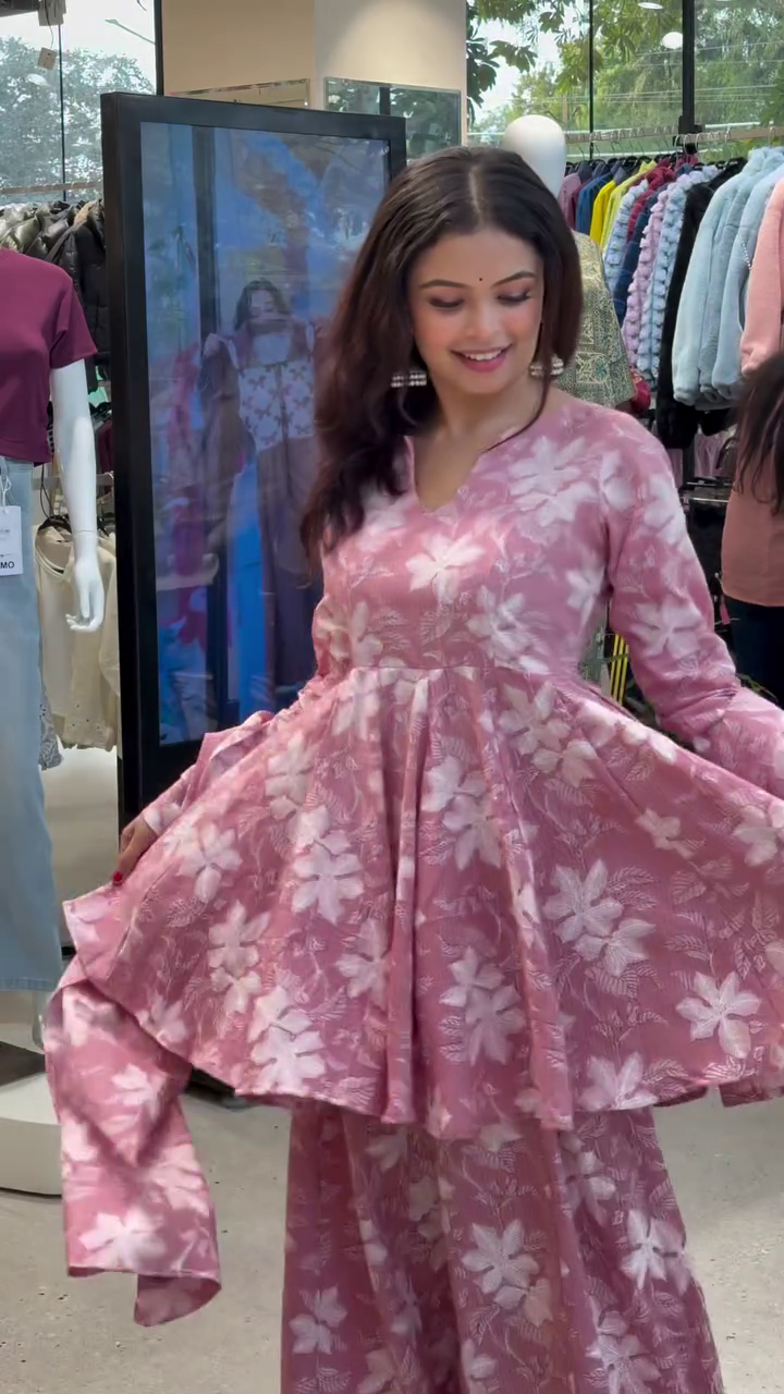 Petal Blush Ensemble: A Rosy Daydream in Motion" 🌸👚🌷