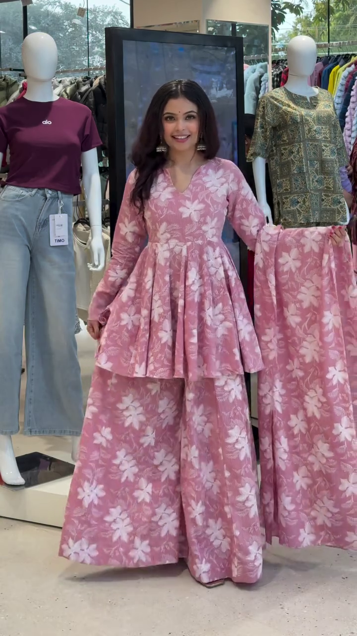 Petal Blush Ensemble: A Rosy Daydream in Motion" 🌸👚🌷