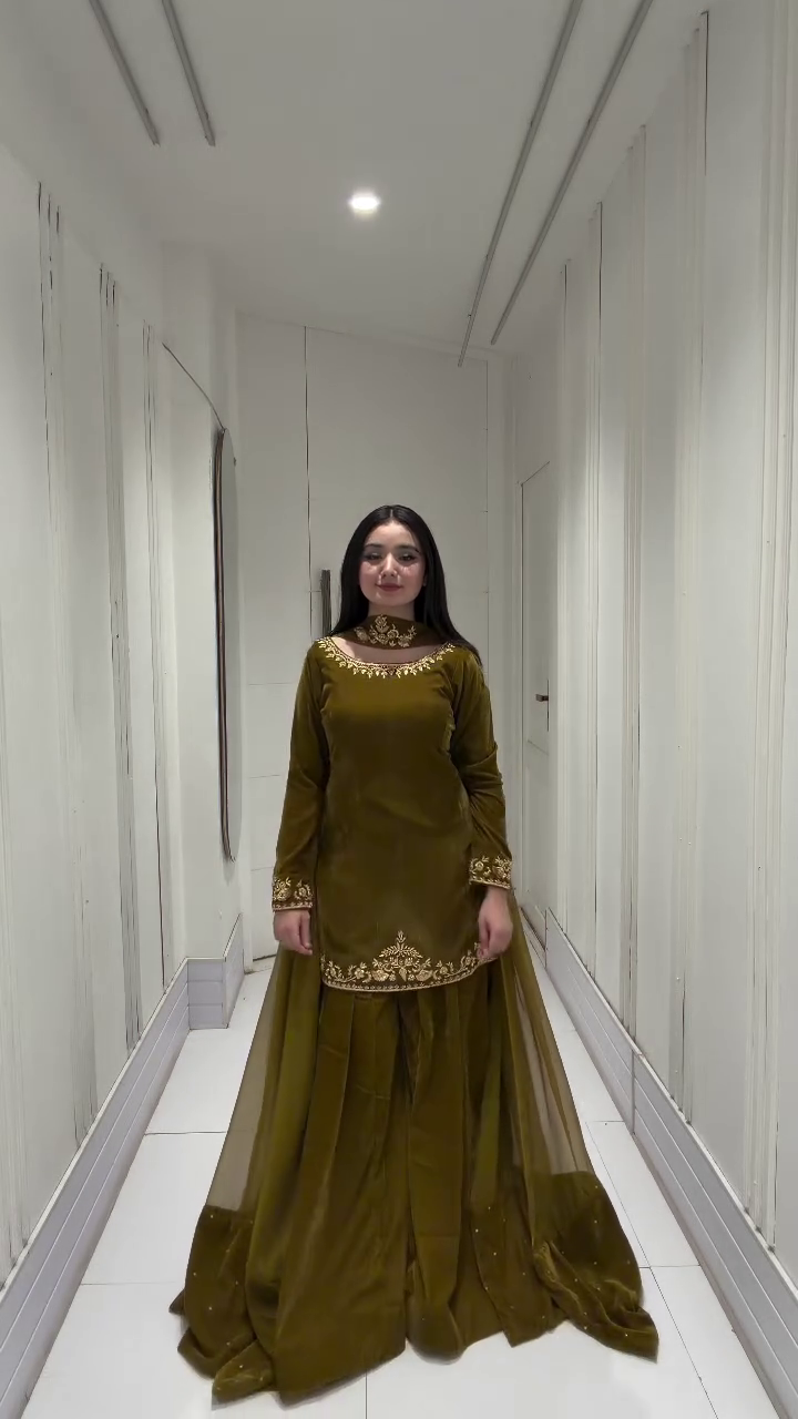 Olive Gold Reverie: A Corridor of Culture" 🌿👗🌟