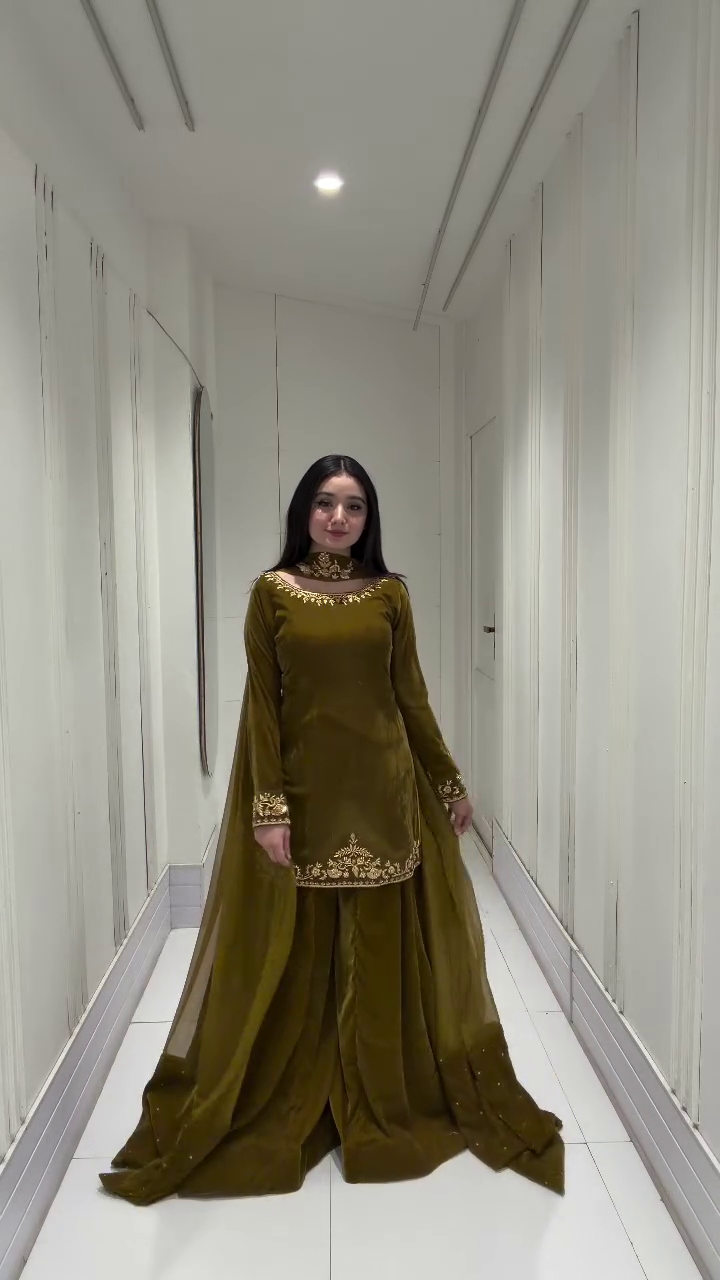 Olive Gold Reverie: A Corridor of Culture" 🌿👗🌟
