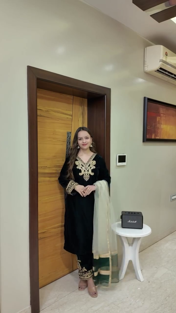 Velvet Ember Elegance: A Maroon Moment of Majesty" 💃👑🔥