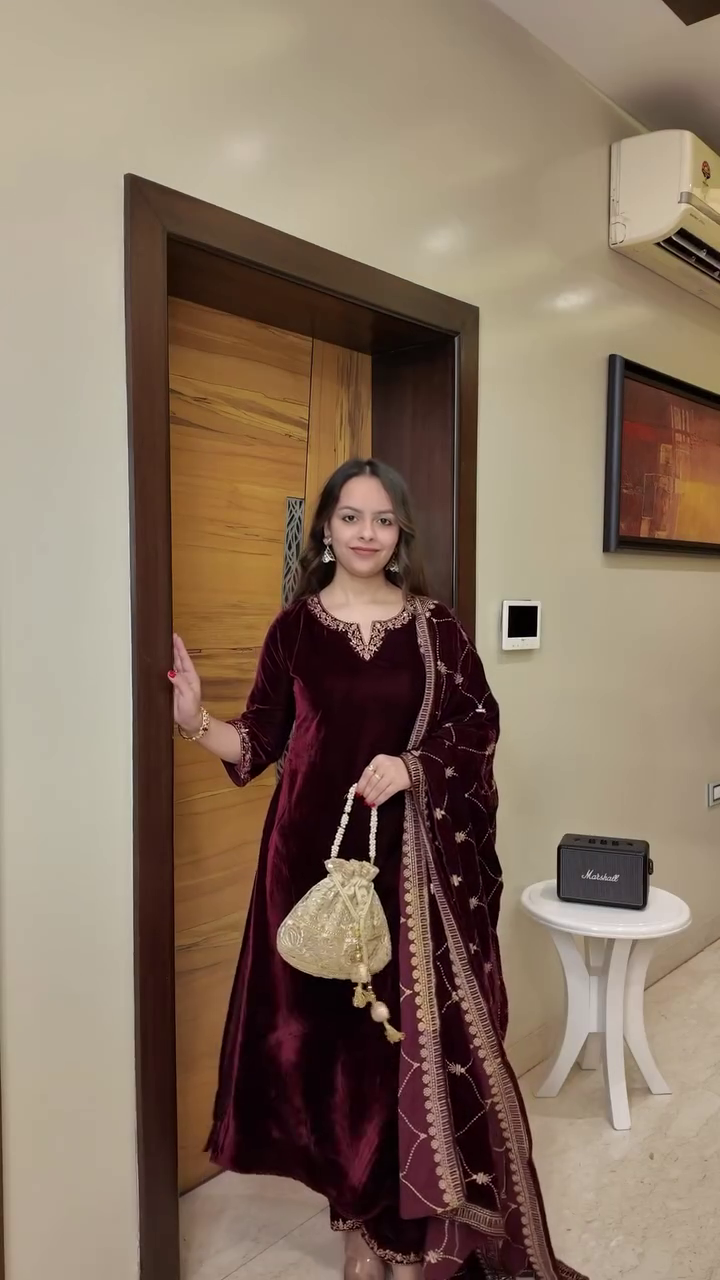 Velvet Ember Elegance: A Maroon Moment of Majesty" 💃👑🔥