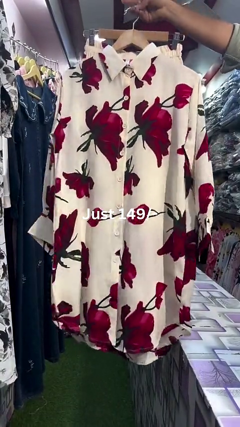 Vibrant White Long-Sleeved Shirt with Bold Red Floral Print 🌺👕🌸🔥🌞