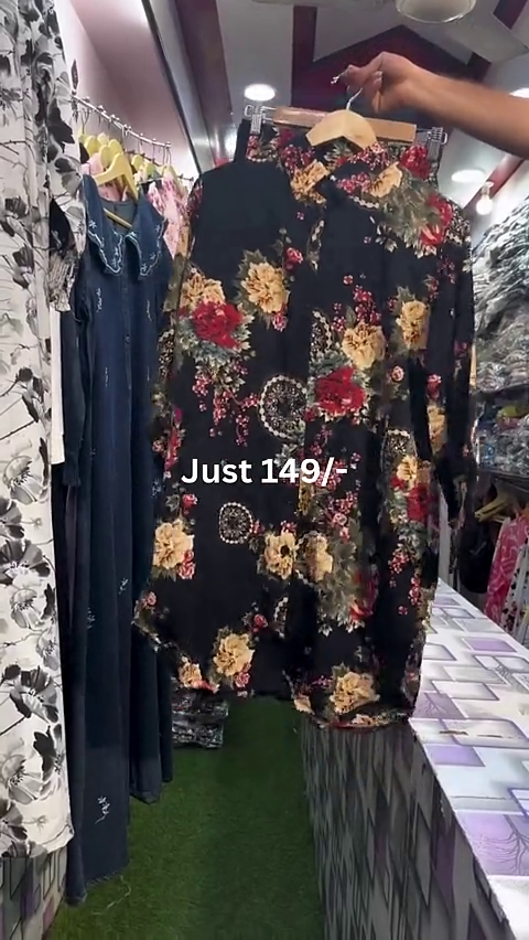 Vibrant White Long-Sleeved Shirt with Bold Red Floral Print 🌺👕🌸🔥🌞