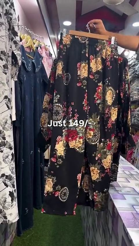 Vibrant White Long-Sleeved Shirt with Bold Red Floral Print 🌺👕🌸🔥🌞