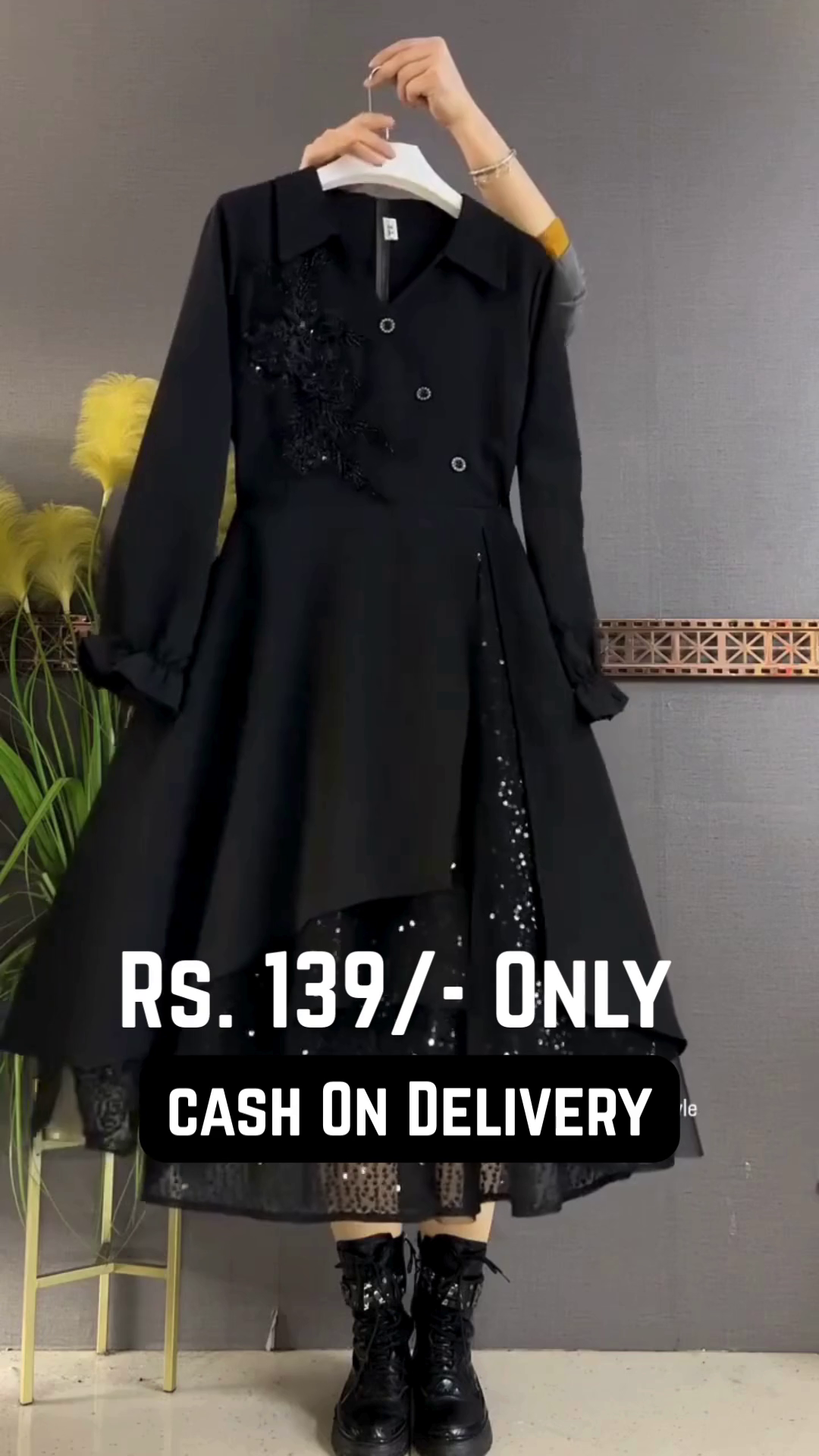 Elegant Black Long-Sleeved Dress with Ruffled Cuffs, Beadwork Detailing, and Layered Sequin Hem 👗🖤✨🌹🔥