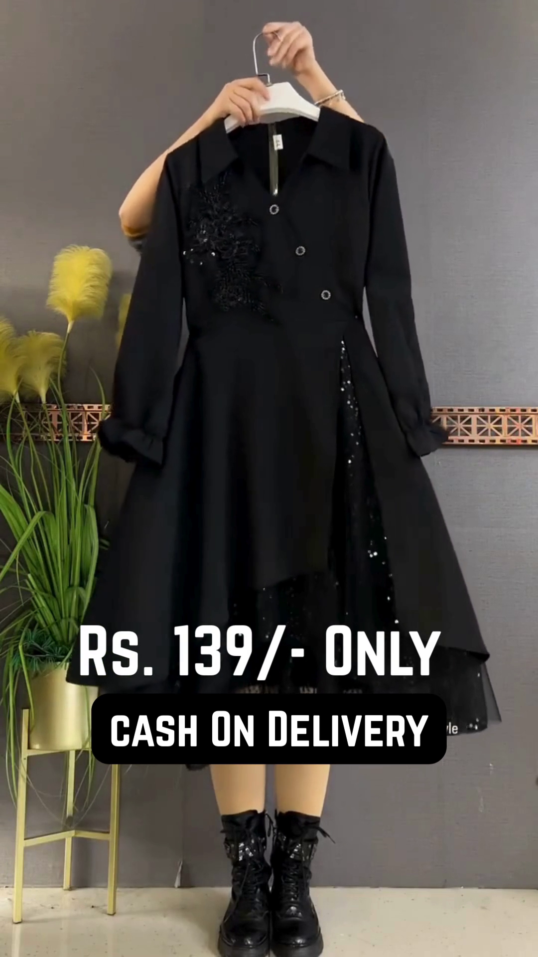 Elegant Black Long-Sleeved Dress with Ruffled Cuffs, Beadwork Detailing, and Layered Sequin Hem 👗🖤✨🌹🔥