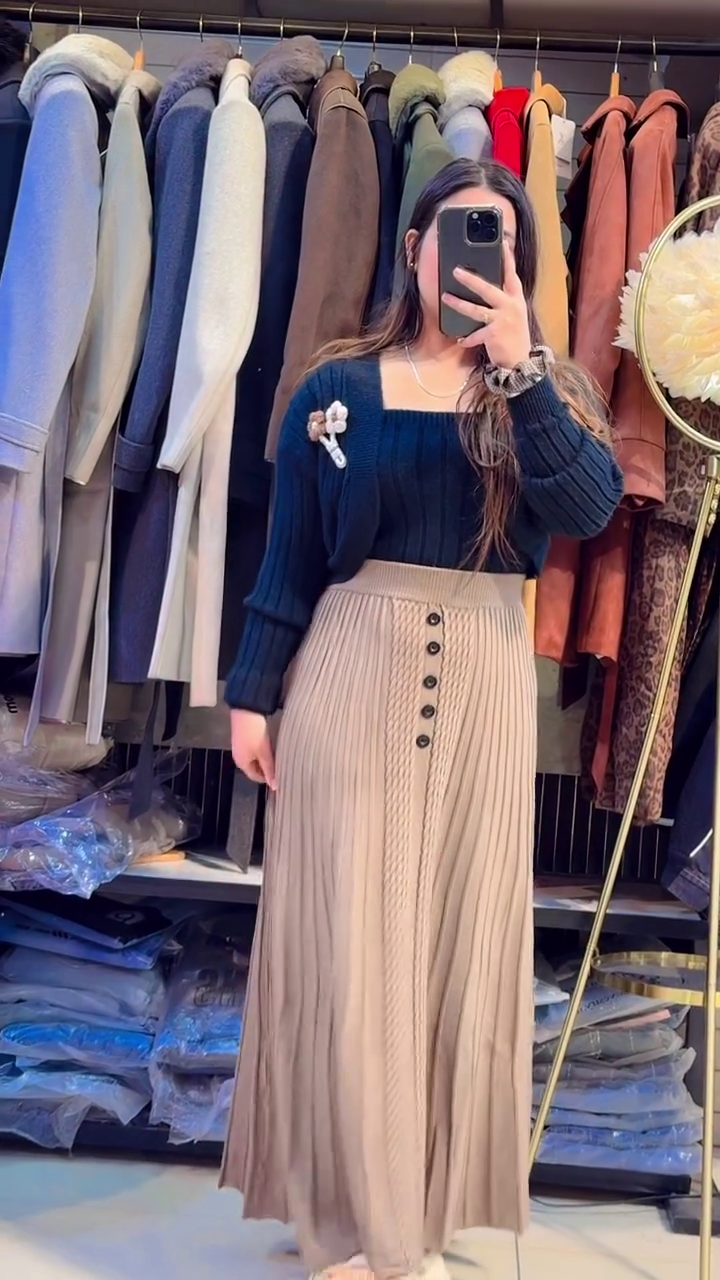 Dark Ribbed Sweater with Decorative Brooch and High-Waisted Pleated Beige Skirt 👕🖤🌟👗🤍✨