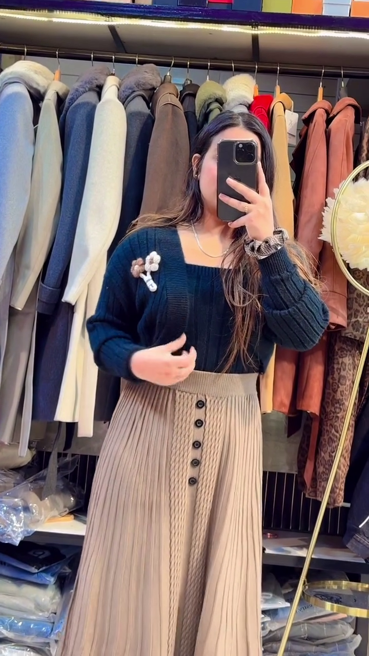 Dark Ribbed Sweater with Decorative Brooch and High-Waisted Pleated Beige Skirt 👕🖤🌟👗🤍✨