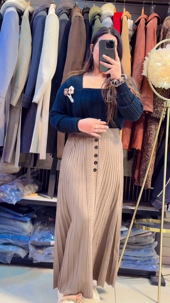 Dark Ribbed Sweater with Decorative Brooch and High-Waisted Pleated Beige Skirt 👕🖤🌟👗🤍✨