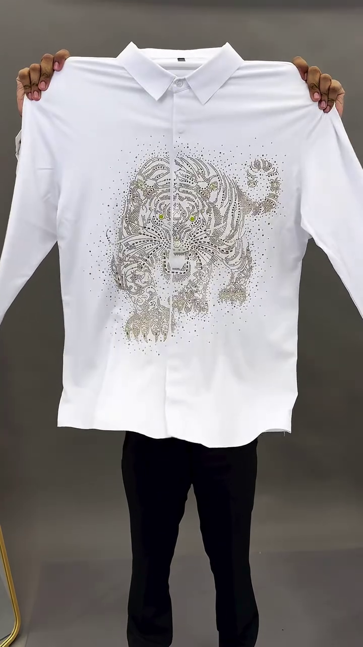 White Long-Sleeve Button-Up Shirt with Artistic Horse Head and Flowing Mane Design 🐎👕⚪🌿✨