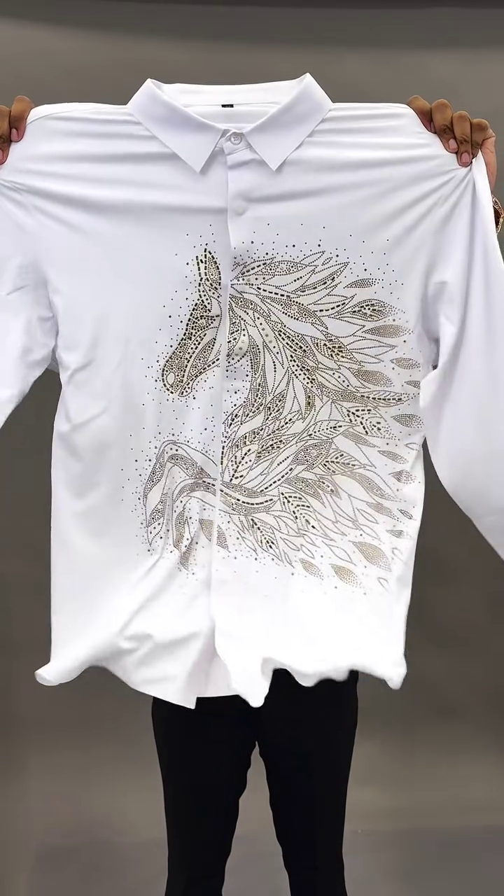 White Long-Sleeve Button-Up Shirt with Artistic Horse Head and Flowing Mane Design 🐎👕⚪🌿✨