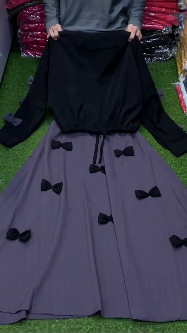 Elegant Two-Tone Long-Sleeved Dress 👗 with Black Top 🖤 + Adjustable Drawstring Waist 🎀 + Muted Purple Skirt 💜 Decorated with Multiple Black Bow 🎀 Accents