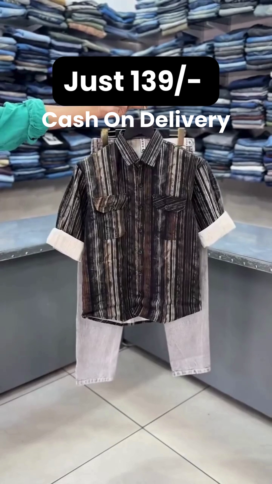 Striped Short-Sleeved Shirt 👔 with Dual Chest Pockets ✨ + Light-Colored Jeans 👖 Casual Ensemble