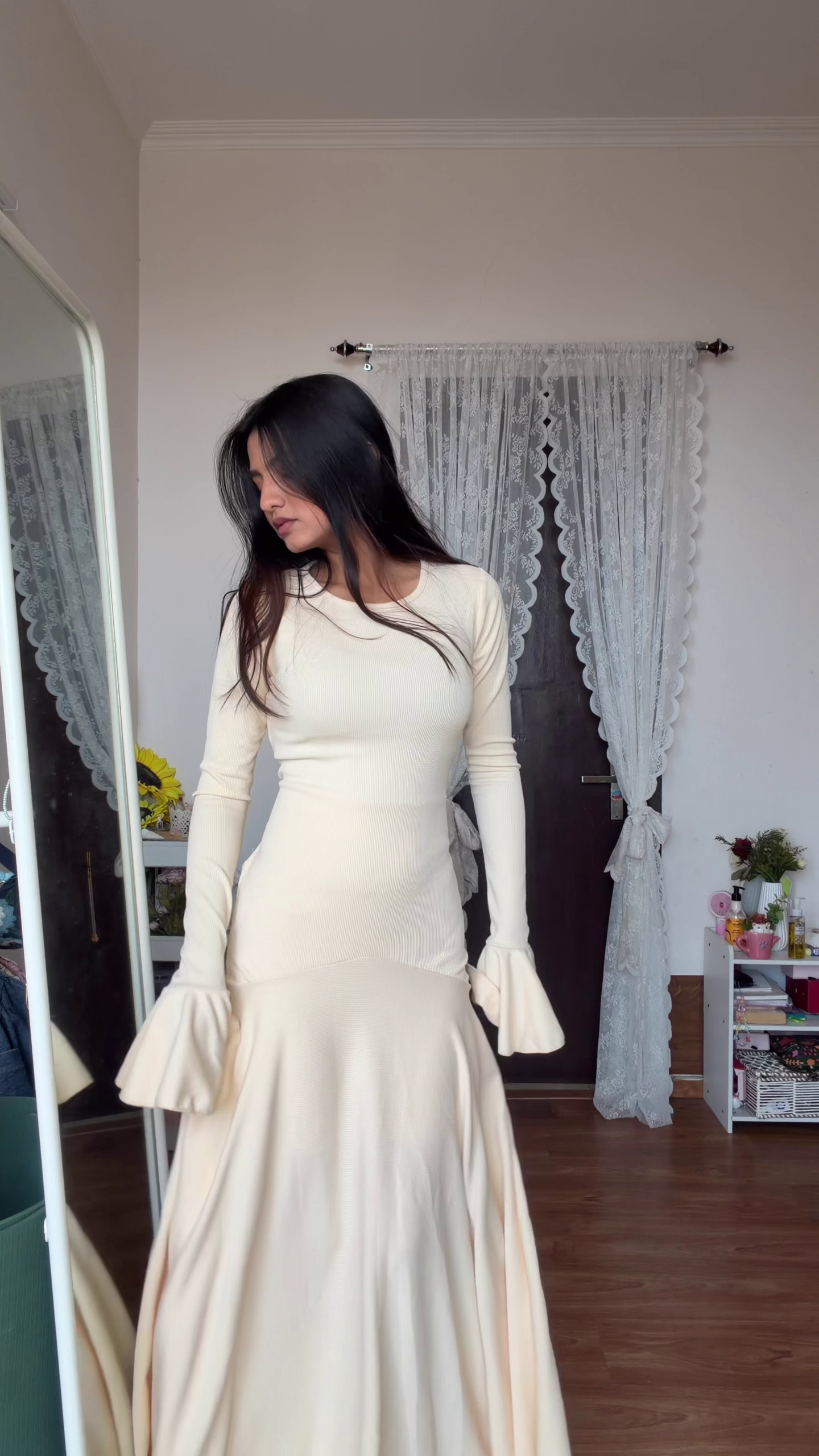 Cream-Colored Long Dress 👗 with Flared Cuffs 🎀 + Flowing Silhouette ✨ Elegant Indoor Ensemble