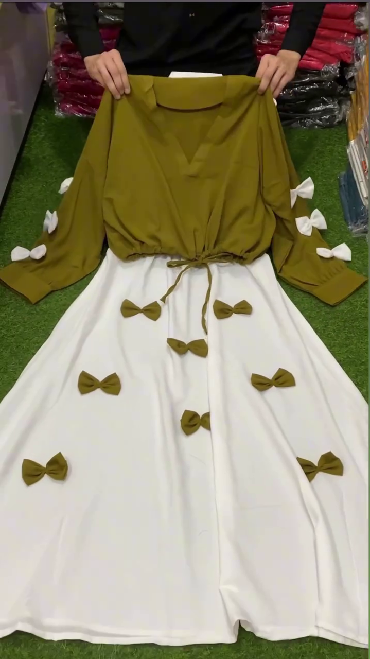 Olive Green Long-Sleeved Dress 👗 with Adjustable Drawstring Waist 🎀 + White Skirt 🤍 Decorated with Multiple Olive Bow 🎀 Accents