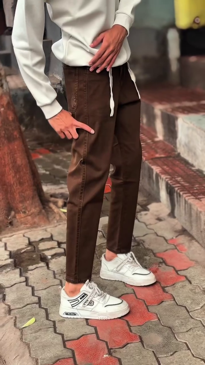 White Sweatshirt 👕 + Brown Drawstring Pants 👖 Casual Outdoor Ensemble with Flexible Fit ✨ + White Sneakers 👟