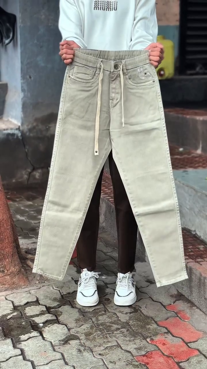 White Sweatshirt 👕 + Brown Drawstring Pants 👖 Casual Outdoor Ensemble with Flexible Fit ✨ + White Sneakers 👟