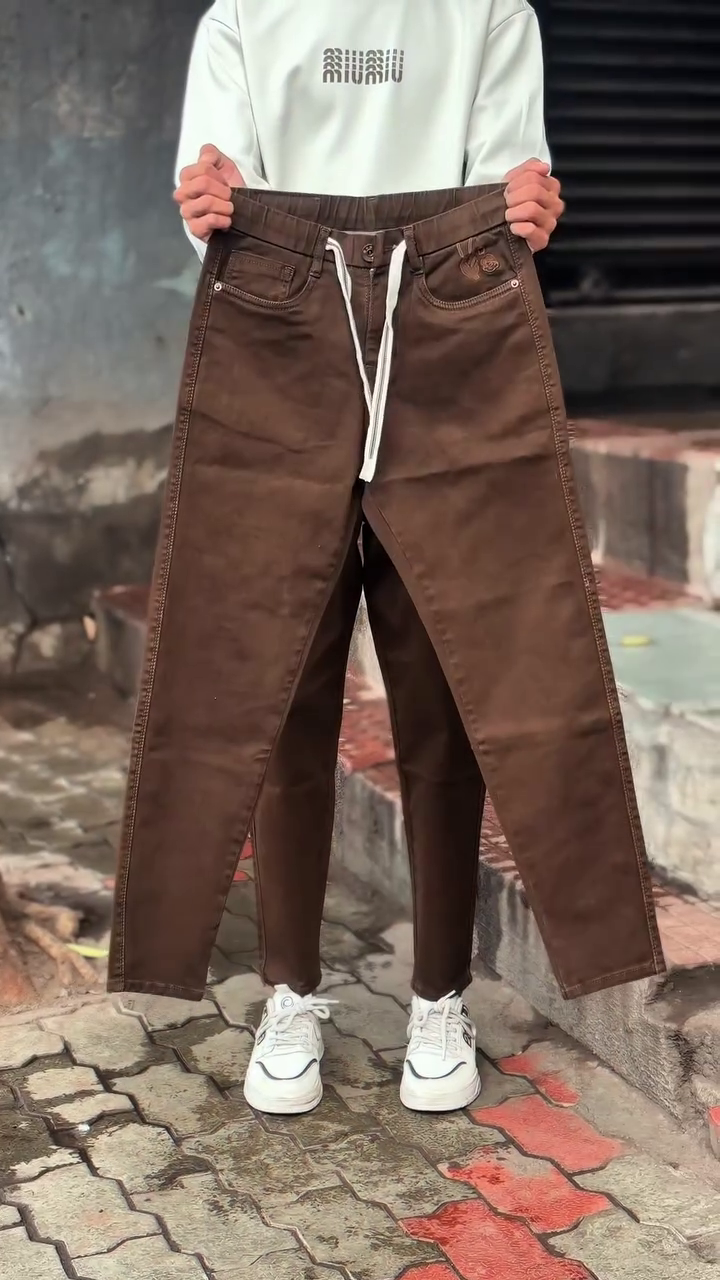 White Sweatshirt 👕 + Brown Drawstring Pants 👖 Casual Outdoor Ensemble with Flexible Fit ✨ + White Sneakers 👟