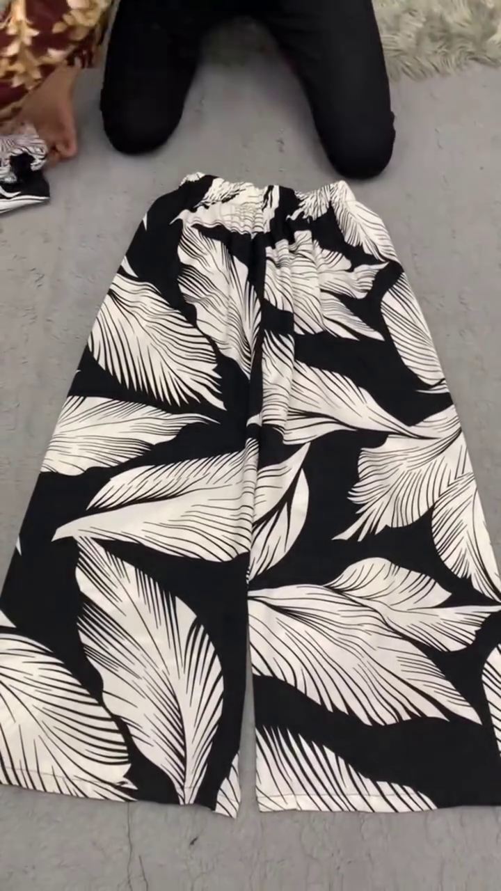 Black & White Leaf Pattern Two-Piece Outfit 👕👖 with Long-Sleeved Button-Up Shirt ✨ + Wide-Leg Pants 🎀 + Decorative Chest Embellishments 🌸