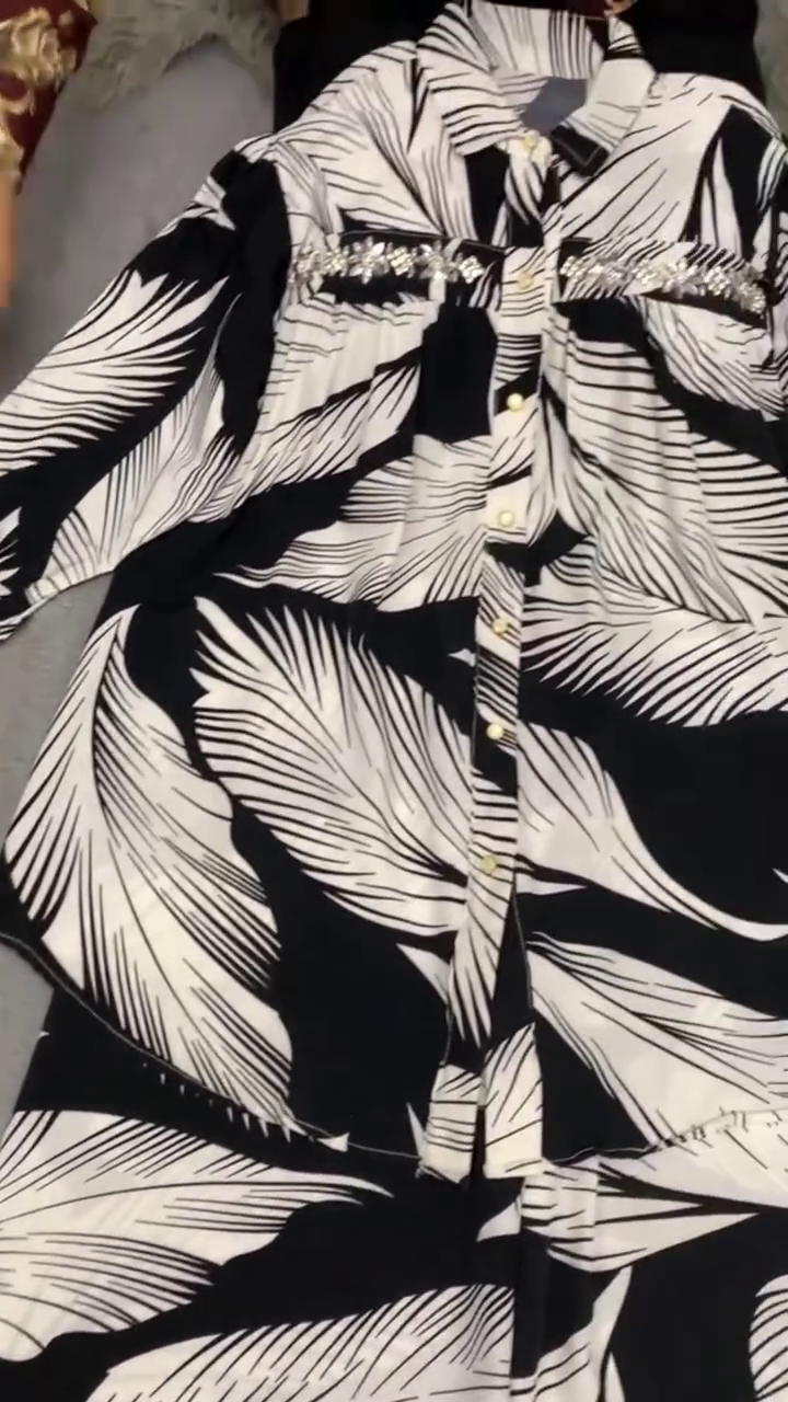 Black & White Leaf Pattern Two-Piece Outfit 👕👖 with Long-Sleeved Button-Up Shirt ✨ + Wide-Leg Pants 🎀 + Decorative Chest Embellishments 🌸