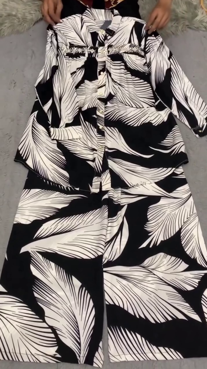 Black & White Leaf Pattern Two-Piece Outfit 👕👖 with Long-Sleeved Button-Up Shirt ✨ + Wide-Leg Pants 🎀 + Decorative Chest Embellishments 🌸