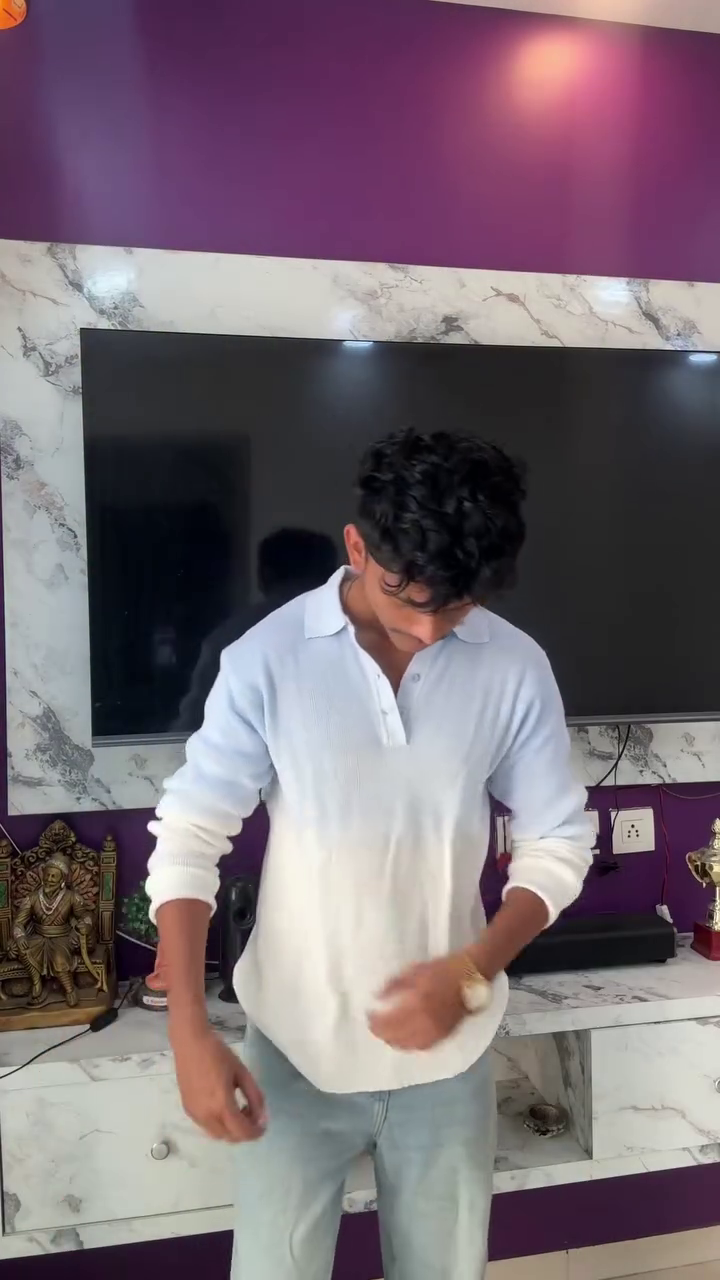 Red & White Horizontally Striped Long-Sleeved Shirt 👕 + Light Blue Jeans 👖 Casual Indoor Ensemble