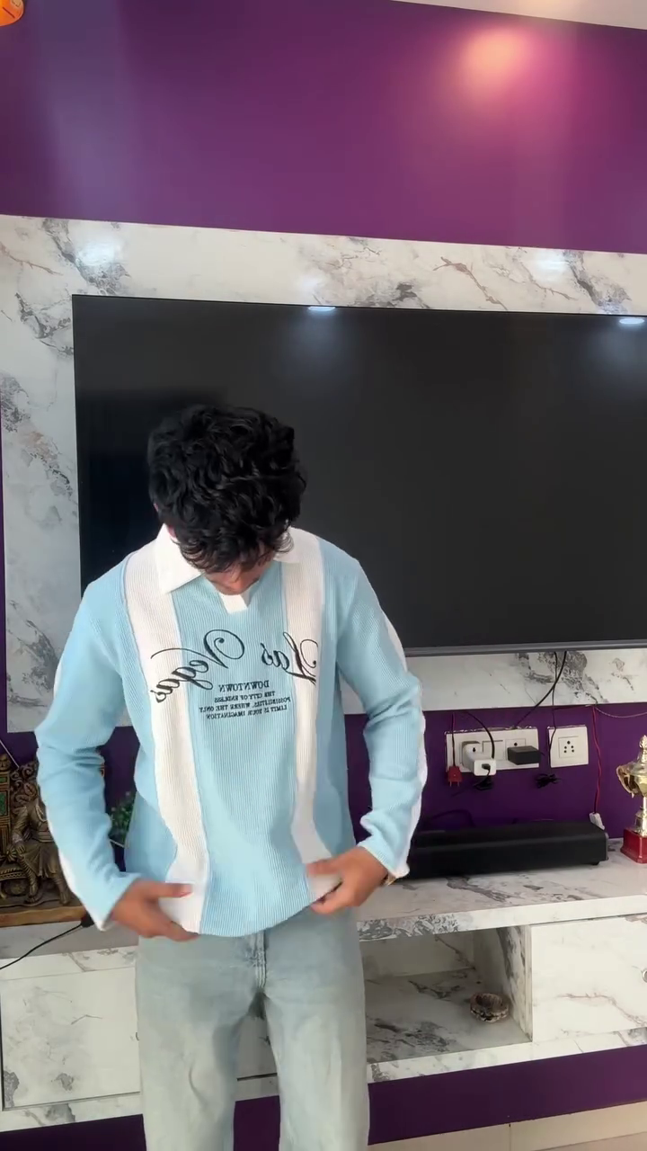 Red & White Horizontally Striped Long-Sleeved Shirt 👕 + Light Blue Jeans 👖 Casual Indoor Ensemble