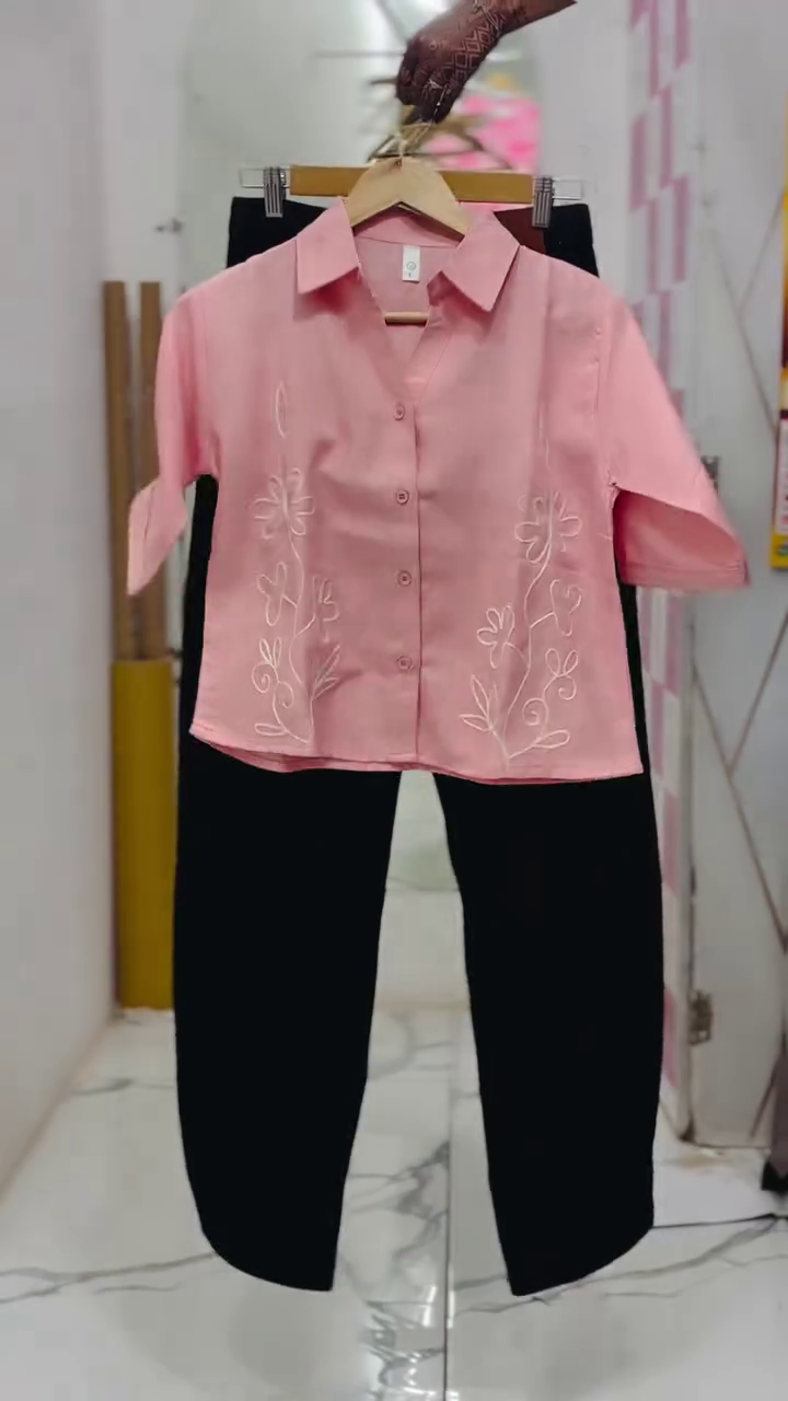 Blush Pink Short-Sleeved Collared Shirt 👚 with White Floral Embroidery 🌸 + Sleek Black Pants 👖 Ensemble
