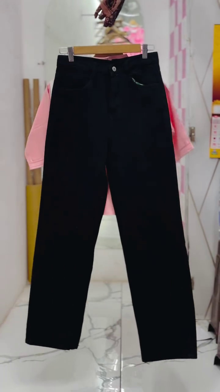 Blush Pink Short-Sleeved Collared Shirt 👚 with White Floral Embroidery 🌸 + Sleek Black Pants 👖 Ensemble