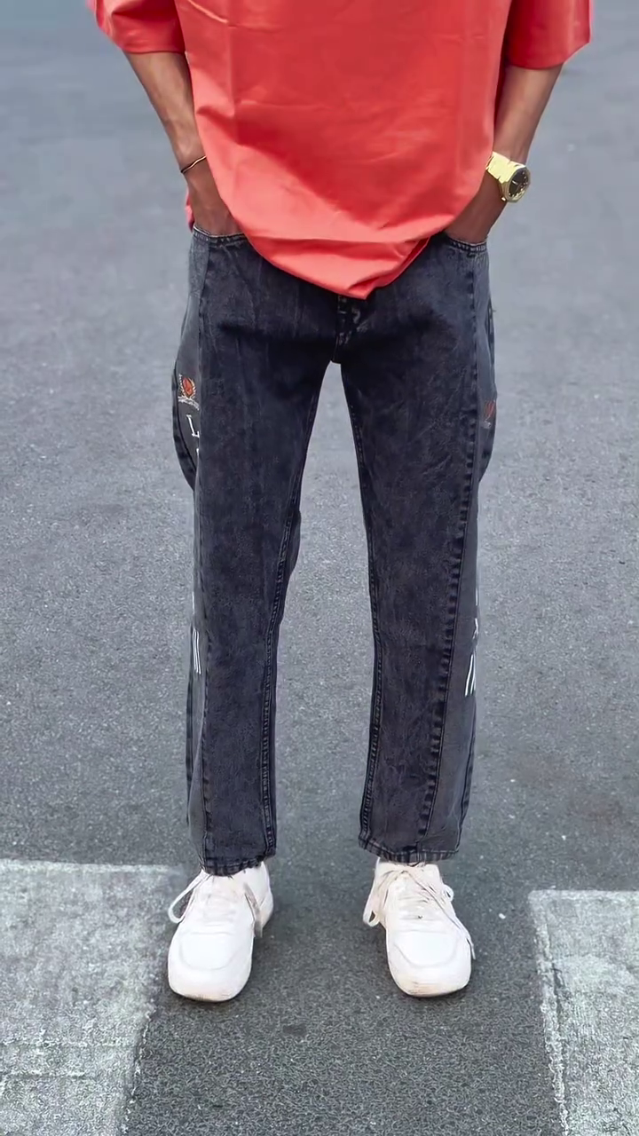 Bright Red Oversized Shirt 👕 + Dark Washed Jeans 👖 with Vertical Stripe ✨ + White Sneakers 👟 Streetwear Ensemble