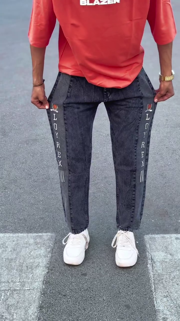 Bright Red Oversized Shirt 👕 + Dark Washed Jeans 👖 with Vertical Stripe ✨ + White Sneakers 👟 Streetwear Ensemble
