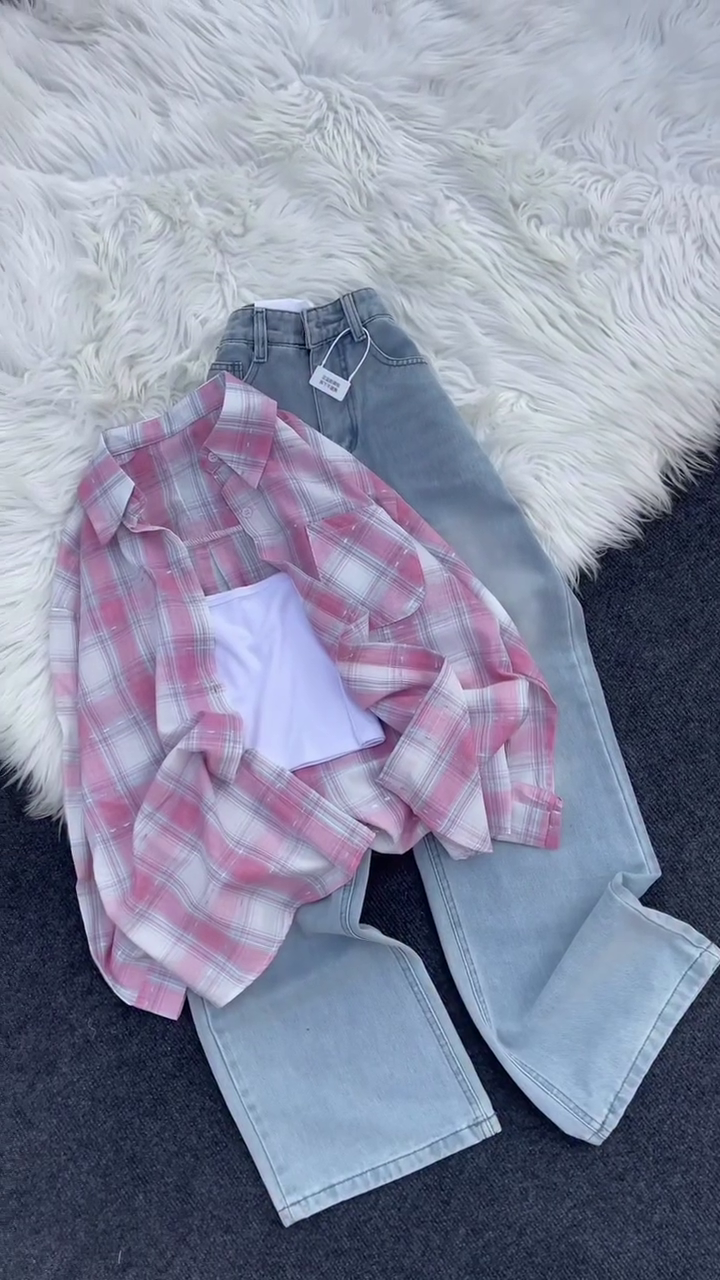 Soft Pink & White Plaid Oversized Button-Down Shirt with White Inner Tank & Light Wash Straight-Leg Denim Set 💗🤍👖