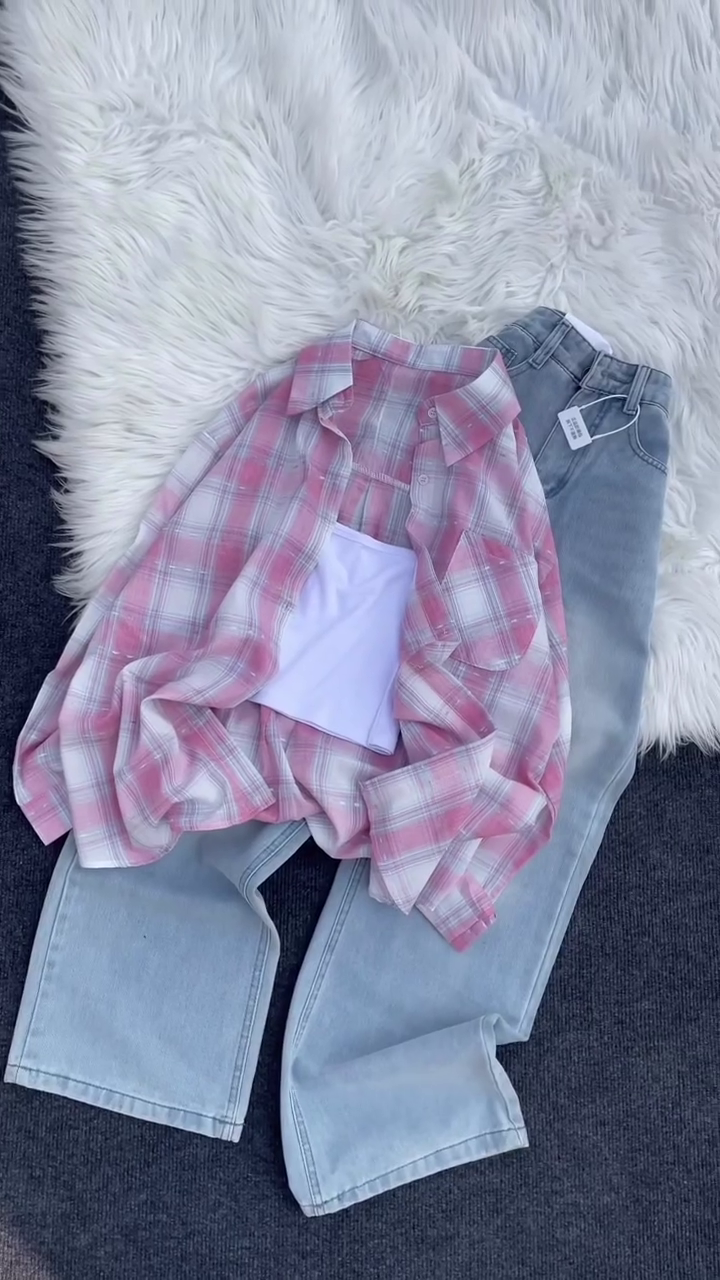 Soft Pink & White Plaid Oversized Button-Down Shirt with White Inner Tank & Light Wash Straight-Leg Denim Set 💗🤍👖