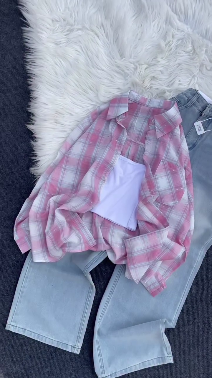 Soft Pink & White Plaid Oversized Button-Down Shirt with White Inner Tank & Light Wash Straight-Leg Denim Set 💗🤍👖