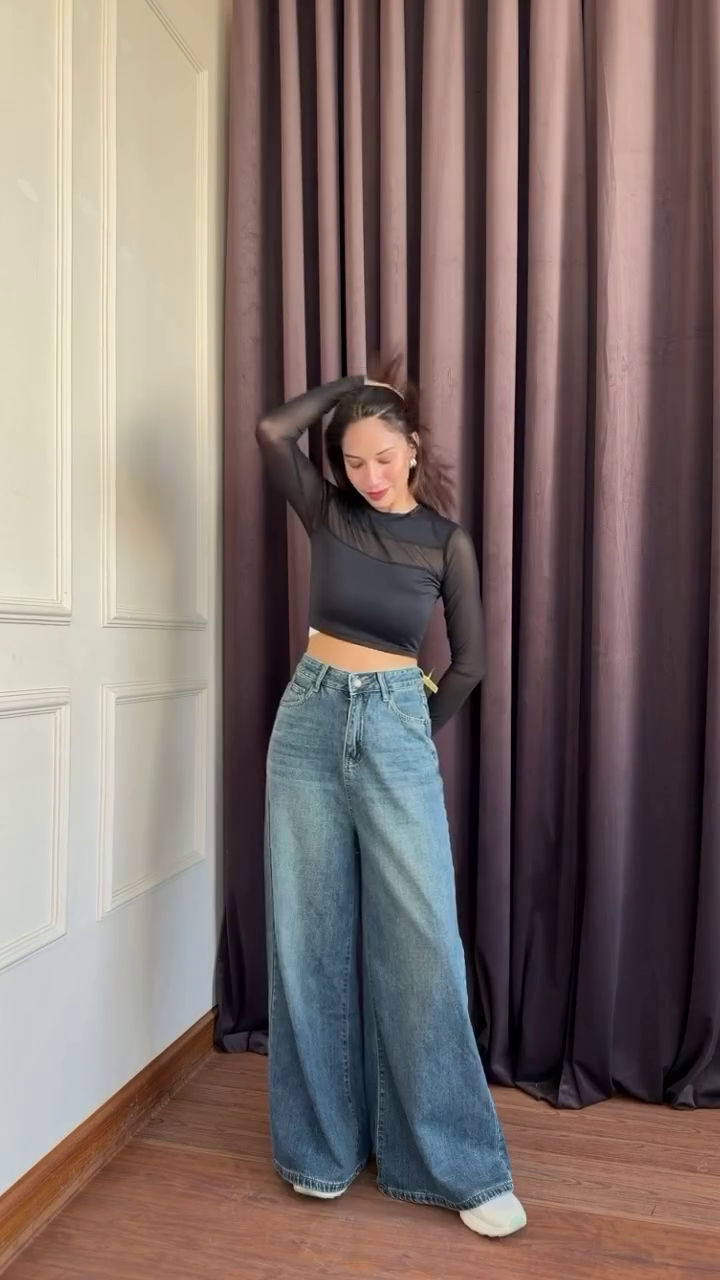 Light Blue Wide Leg Denim Jeans Casual Street Style Outfit